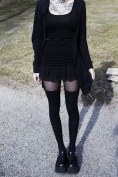 Aesthetic Goth Outfit, Black Aesthetic Grunge, Goth Fits, Soft Goth, Goth Outfit, Looks Black, Midi Skirts