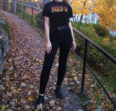 Band T Outfit, Rock Girl Outfit, Band Shirt Outfits, Tshirt Grunge, Grunge Tshirt, Rock Tshirt, Vintage Band T Shirts, Look Grunge, Band Outfits