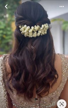 Curls For Indian Wedding, Curls Hairstyles Indian Wedding, Saree With Flower In Hair, Hairstyles For Saree With Flowers, Curls With Flowers In Hair, Short Hairstyle Women Traditional Indian, Hair Styles With Flowers Indian