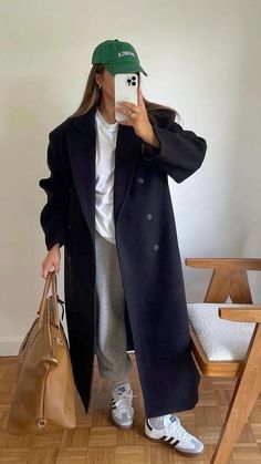 A relaxed chic outfit featuring a navy trench coat, joggers, and sneakers effortlessly combines comfort with style. Mode Style Anglais, Mantel Outfit, Looks Adidas, Travel Attire, Adidas Samba Outfit, Samba Outfit, Looks Street Style, Outfit Trends, Outfits Winter