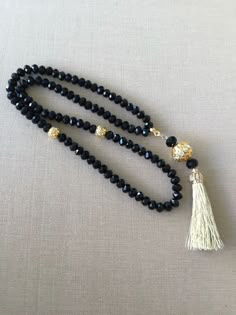 Prayer Beads Diy, Mala Jewelry, Bead Hair Accessories, Mala Bead Necklace, Beaded Jewelry Necklaces, Beaded Earrings Diy, Jewelry Knots, Handmade Jewelry Tutorials, Long Beaded Necklace