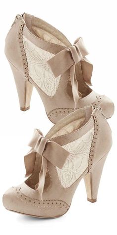 Shoes With Bows, Winter Wedding Shoes, Boho Mode, Wedding Boots, Chunky Heel Shoes, Fabulous Shoes, Crazy Shoes, Pretty Shoes, Shoes White