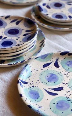 blue and white plates sitting on top of a table