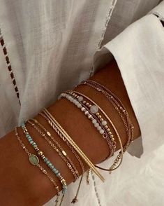 Gold Stacked Bracelets, Aesthetic Bead Bracelet Ideas, Jewelery Stacks, Bracelet Ideas Gold, Beaded Bracelets Aesthetic, Cute Bracelet Ideas, Pretty Stacks, Clean Girl Aesthetic Summer, Summer Bracelet Stack