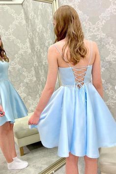 Faites sensation avec cette superbe robe de bal courte en satin bleu à perles. Elle présente une silhouette élégante qui met en valeur la beauté et le glamour du moment. Élégamment confectionnée dans un tissu satiné lisse, cette robe de soirée bleue sera certainement le choix parfait pour toute occasion spéciale.

 Détail de l'article

 Tissu : Satin
 Silhouette : A-ligne
 Manches : Sans manches
 Couleur : comme sur l'image, couleur personnalisée
 Détails du dos :Lacets

 Taille : Taille pers Blue Homecoming Dress, Wedding Dresses Near Me, Prom Dress Blue, Mini Prom Dresses, Mini Homecoming Dresses, Satin Homecoming Dress, Marine Uniform, Cheap Homecoming Dresses, Blue Homecoming Dresses