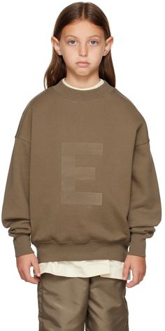 Long sleeve cotton-blend fleece sweatshirt in brown. Logo flocked at front. · Rib knit crewneck collar, cuffs, and hem · Rubberized logo patch at back · Hand wash Model measures 51 / 129.5 cm tall and wears size S. Please note that this item may not be shipped within the EU. Supplier color: Wood Size: child's height XXS: 36-41 / 91.5-104 cm XS: 41-44.5 / 104-113 cm S: 44.5-48.5 / 113-123 cm M: 48.5-53 / 123-134.5 cm L: 53-58 / 134.5-147.5 cm XL: 58-62 / 147.3-157.5 cm XXL: 63-67 / 157.5-170.2 cm Clothes Brand, Brown Logo, Browning Logo, Fear Of God Essentials, Logo Sweatshirt, Fear Of God, Knit Crewneck, Fleece Sweatshirt, Home Products