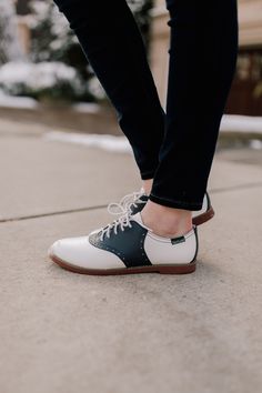 Saddle Oxfords, Red Beret, Oxford Shoes Outfit, Sneaker Outfits Women, Saddle Shoes, City Fashion, Simple Shoes, Casual Dress Shoes, Womens Shoes High Heels