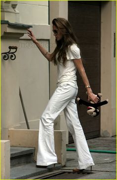 Angelina Jolie White Outfit, Angelina Jolie Style, Minimalistic Outfits, Love Club, Clothing Pieces, Lara Croft, Fashion Mistakes, Fashion Aesthetic