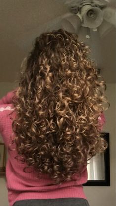 Lighter Brown Curly Hair, Curly Hair Color 2023, Layered Curly Hair Face Framing Layers Curly Hair, Sunkissed Hair Brunette Curly, Curly Hair Cuts With Layers Long, Brown Balayage On Curly Hair, Brown Hair Highlights Curly, Curly Highlights Caramel, Light Brown Hair With Highlights Curly