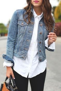 White collared shirt and denim jacket How To Wear Denim Jacket, Looks Jeans, Mode Tips, Denim Jacket Outfit, Classic Denim Jacket, Outfit Jeans, Mode Casual, 가을 패션, Casual Denim