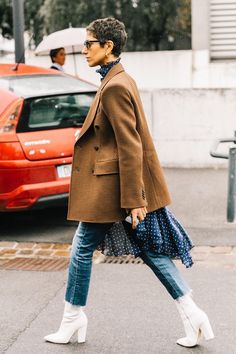 Cute Blazer Outfits, Moda Over 40, Ripped Jeans Outfit, Fashion Week Outfit, Street Style Edgy, Moda Jeans