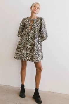 Round neck dress in leopard print Fall Chic, Fall Transition Outfits, Maxi Outfits, Peplum Styles, Va Va Voom, Style Inspiration Fall, Denim Accessories, Dresses By Length, Loungewear Sets