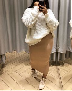 Sweatshirt To Work Outfit, Tan Skirt Outfit Fall, Looks Hip Hop, Plus Size Winter Outfits, Plus Size Baddie Outfits, Look Legging, Mode Kimono, Plus Size Fall Outfit, Cute Modest Outfits