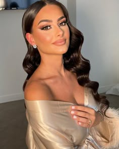 Exude old Hollywood glamour with these luscious satin curls. The hair is parted deeply to one side, with glossy, structured waves that frame the face beautifully. Ideal for a prom night, this look pairs wonderfully with a chic dress to create a timeless appearance. / Photo Credit: Instagram @derya_makeupartist Glamorous Wedding Makeup, Perfect Wedding Makeup, Glam Wedding Makeup, Curls For Long Hair, Bridesmaid Hair Makeup