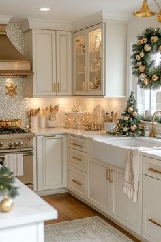 White And Gold Christmas Decor, Kitchen Xmas Decor, Christmas Decor Kitchen, White And Gold Christmas, Gold Christmas Decor, Christmas Coffee Table Decor, Home Christmas Decor, Christmas Kitchen Decor, Home Christmas