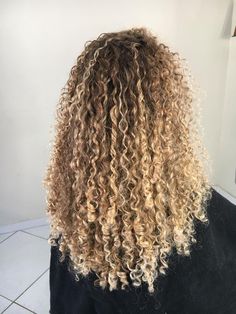 Mixed Girl With Blonde Hair, Summer Curly Hair Color, Curly Hair Highlights Blonde, Blonde Curly Hair Highlights, Blonde Curly Highlights, Blonde Highlights On Curly Hair, Curly Hair With Blonde Highlights, Money Piece Curly Hair