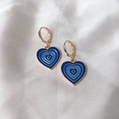 Don't miss out on these beautiful gold plated and blue retro heart drop earrings. They work with a large variety of looks and add a bit of sparkle to your outfit. Dimensions: Drop Length - 3cm Width - 2.8cm MORE jewellery pieces available on our shop! Any questions please message we are happy to help. Free postage in UK Thank you for shopping with us Heather&Bumble 📪Follow us at: Instagram: heatherandbumble Twitter: Heather_Bumble Pintrest: Heather & Bumble Blue & Gold Retro Heart Drop Earrings - 70's Style Earrings, Vintage Style, Hanging Jewellery,Accessories,Green Jewellery,Gold Earrings Green Jewellery, 70s Jewelry, Schmuck Gold, Retro Heart, Retro Earring, Hanging Jewelry, Gold Jewelry Earrings, Jewellery Gold, Green Jewelry