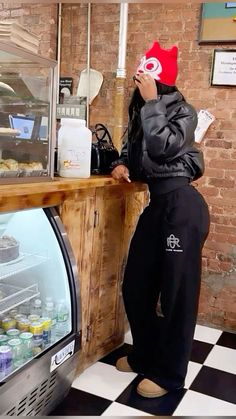 Sweatshirt Outfits Black Women, Dope Swag Outfits Winter, All Black Outfit Black Women, Streetwear Fashion Women, Winter Fits