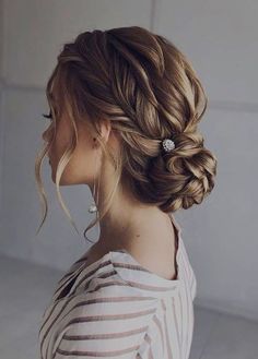 Half Up Half Down Hair Prom, Braided Prom Hair, Easy Hairstyles For Medium Hair, Prom Hairstyles For Short Hair, Prom Hairstyles For Long Hair, Scene Hair, Prom Hairstyles, Round Faces, Short Hair Styles Easy