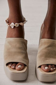 Trendy Sandals Heels, Bootcut Jeans And Platform Sandals, T Strap Platform Sandals, Chunky Platform Sandals Outfit, Platform Sandals Outfit, Chunky Platform Sandals, Sandals Outfit, Outfit Shopping, Free People Shoes