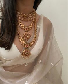 Minimal Wedding Jewelry Indian, Jewellery For Wedding Indian, Bridal Gold Jewellery Indian, Necklaces Gold Indian, Jewellery On Saree, Gold Jewellery Indian, Gold Necklace Bridal, Gold Indian Jewelry, Indian Gold Necklace Designs