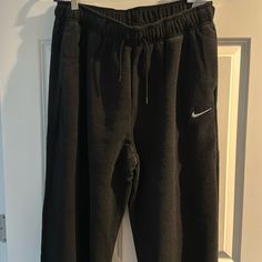 Nwt Nike Women’s Oversized Fit High Rise Fleece Sweat Pants With Drawstring And Front Side Pockets. Size: Medium Color: Black Nike Fleece, Fleece Pants, Sweat Pants, Pants Color, Nike Pants, Black Nikes, Oversized Fits, Track Pants, Nike Women