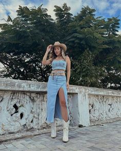 White Western Outfits Women, Cowgirl Night Out Outfit, Look Expo, Looks Cowgirl, Vestidos Country, Country Fall Outfits, Traje Cowgirl, Western Inspired Outfits, Look Western