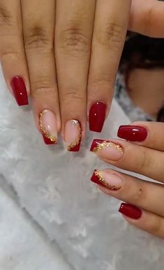 nail art Christmas Nail Red And Gold, Cute Red And Gold Nails, Red And Gold Xmas Nails, Red And Gold Acrylics, Red Nails With Art, Red And Gold Short Nails, Christmas Nails Gold And Red, Christmas’s Nails, Short Red And Gold Nails