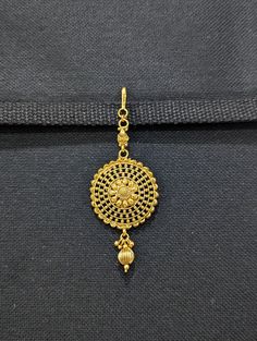 Please allow some variation in color. Length from hook: 3.75 inches. Width: 1.5 inches. Base material is copper alloy with light gold plating. Low height Large size Round Tikka. Maang Tikka Gold, Nethi Chutti, Papidi Billa, Tikka Designs, Maang Tika, Chain Headpiece, Hair Chains, Maang Tikka, Bridal Wear