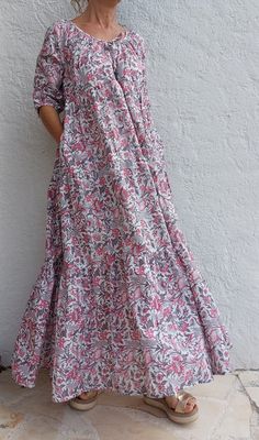 Ruffled long dress in cotton voile hand block print Round neckline Raglan armhole 3/4 sleeve shell button Long skirt with 3 ruffles Length: 130cm Size S/M chest 98cm Size L/XL chest 116cm Length of dress 130/135cm Long dress with ruffles in cotton hand-printed with a wooden stamp Round neckline Raglan armhole 3/4 sleeves with mother-of-pearl button finish Long skirt with 3 ruffles Size S/M chest circumference 98cm Size L/XL chest circumference 116cm Length 130/135cm Cotton Ruffle Dress With 3/4 Sleeves, Cotton Dresses With Ruffles And 3/4 Sleeve, Cotton Dress With Ruffles And 3/4 Sleeves, Pink Cotton Ruffle Maxi Dress, Pink Cotton Maxi Dress With Ruffles, Pink Cotton Maxi Dress With Long Sleeves, Long Ruffled Dress, Ruffle Long Dress, Dress In