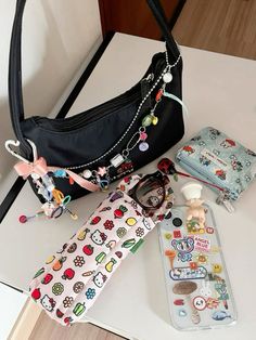 Baggu Charms, Baggu Crescent Bag Aesthetic, Baggu Keychain, Bag Keychain Aesthetic, Bag Trinkets, Baggu Bags, Backpack Organization