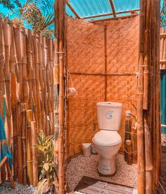 Countryside style living Semi Outdoor Bathroom, Outside Toilet Ideas, Outdoor Toilet And Shower Ideas, Cr Ideas, Beach Toilet, Outdoor Toilet And Shower, Garden Toilet, Kuna Yala, Mobile Toilet