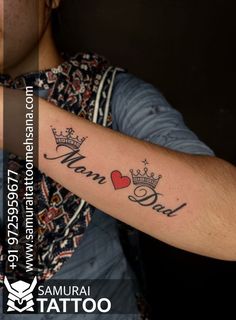 a man with a tattoo on his arm that says mom dad and has a crown