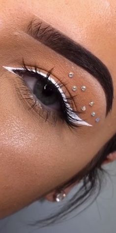 Cute Makeup Looks With White Eyeliner, Fun Glitter Eye Makeup, Make Up For Festivals, White Eyeliner With Gems, All White Party Makeup Ideas, White Eyeliner Festival Makeup, White Party Makeup Ideas, White Rhinestone Makeup, Make Up With White Eyeliner