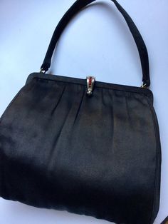 Vintage 1950s Morris Moskowitz Black Silk Jewels Clasp Evening Bag Un gioiello di borsa anni 50s. Un pezzo di Morris Moskowitz in seta nera e chiusura gioiello con pietre ed un magnifico interno in seta rosa. Condizioni buone data la epoca Condizioni come da foto Accessori non compresi Dimensioni senza manico cm. 19x20 Retro Black Evening Bag For Formal Occasions, Elegant Vintage Black Bag For Formal Occasions, Elegant Silk Bags For Formal Occasions, Elegant Black Bag For Vintage Fashion, Elegant Formal Silk Bag, Vintage Evening Bag, Elegant Vintage Black Formal Bag, Vintage Handmade Evening Bag, Black Vintage Evening Shoulder Bag