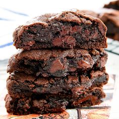 a stack of chocolate cookies sitting on top of each other