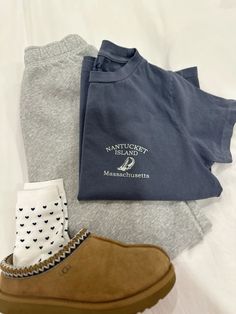 Sweats: gap shirt: brandy melville socks:brandy melville🐚🥐 Brandy Melville Aesthetic Wallpaper, Brandy Melville Outfits Winter, Brandy Melville Socks, Brandy Melville Clothes, Brandy Melville Store, Brandy Melville Aesthetic, Brandy Melville Outfits, Dream Outfits, 2024 Christmas