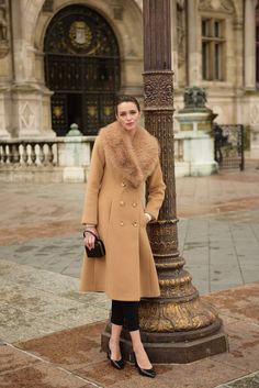 Crafted from an exquisite upcycled wool, this double-breasted coat features a removable faux-fur trim at the collar, adding a layer of opulence while convenient pockets add functionality. With the fur, this coat exudes sophistication, while without it, transforms into a versatile piece perfect for any occasion. The model measures 175 cm and is wearing a size XS. Designer Winter Coats, Upcycled Cashmere, Faux Fur Lined Coat, Fur Lined Coat, Soft Dramatic, Cool Coats, Jacket With Fur, Beige Coat, Cashmere Jacket