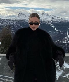 Mafia Wives, Estilo Kim Kardashian, Fur Coat Outfit, Outfit Elegantes, Black Fur Coat, Wife Style, Snow Outfit, Mob Wives, Mob Wife