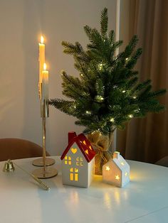 Christmas And Winter Aesthetic, Christmas Decor Candles, New Year Aesthetic Decoration, Christmas Tree Ideas Aesthetic, Christmas Decorations Aesthetic, Christmas Aesthetic Pictures, Christmas Aesthetic Decor, New Year Decorations Ideas, Aesthetic Christmas Decorations