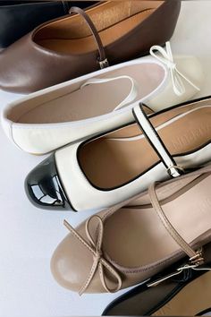 Los zapatos de bailarina no solo son cómodos, también pueden ser la clave para lograr un look sofisticado en la oficina. Aquí te mostramos 6 outfits que combinan estilo y funcionalidad, perfectos para destacar en tu día laboral sin renunciar a la comodidad. ¡Inspírate y renueva tu guardarropa! Shoes Teen, Doll Shoes, Shoes Flats