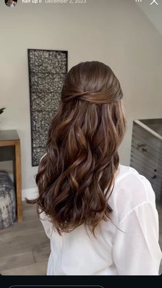 Curled Long Hair Wedding, Relaxed Half Up Half Down Hair, Long Brunette Bridal Hair, Wedding Dress Hair Down, Quarter Up Wedding Hair, Medium Length Hair For Wedding, Brunette Loose Curls, Prom Hair Mid Length, Bridesmaid Hair 2024