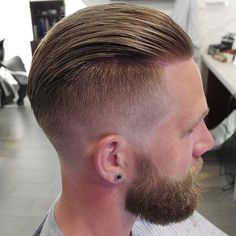 Corte De Cabelo Masculino Slicked Back ou Para Trás: Tudo Sobre e 19 Inspirações | New Old Man - N.O.M Blog Taper Slick Back Hair, Barber Haircut Styles, Slick Back Hair, Haircuts For Balding Men, Balding Mens Hairstyles, Short Haircuts For Men