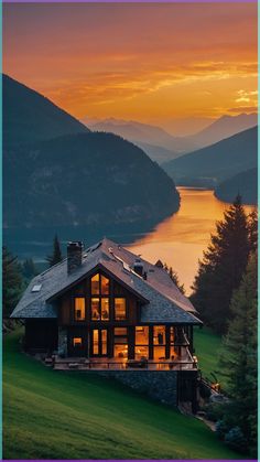 Small Houses Aesthetic, Cabin With Mountain View, Cozy Mountain Home Exterior, Cozy Cabin In The Mountains, Houses In Vermont, Cozy Forest House Aesthetic, Life In The Mountains, Mountain House Wallpaper, Colorado Lake House