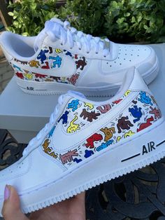 Customized AF1's with hand-painted Keith Haring inspired design! This design is painted on brand new white women's Nike Air Force 1 '07's (come with box). These shoes are made to order, so I do not accept returns/refunds. Shoes are painted with Angelus leather paint and then sealed with a waterproof matte acrylic finisher (also Angelus brand). Feel free to message me with any questions you might have! Keith Haring Shoes, Painted Af1 Ideas, Baskets Customisées, Keith Haring Inspired, Villain Design, Artsy Shoes, Minimal Artwork, Shoes Decoration, Painted Nikes