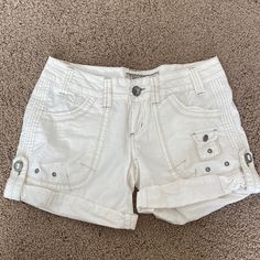 Buckle White Cargo Shorts Size 26. Never Worn Cute Cargo Shorts, White Cargo Shorts, 2000s Summer, Future Mom, Shorts White, Mom Outfits, Summer Shorts, Fitness Inspo, Cargo Shorts