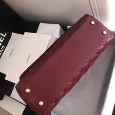 Description CC Handbag With Top Handle Dark Red For Women 11in/28cm Rep 1:1 Measurements: 28 x 18 x 12 cm/ 11 x 7 x 4.7 inches (Length x Width x Height) Chain Dark Red Zipper inside Gole-toned hardware Include dust bag. This product is of the best quality. Chanel Handbags Black, Baby Tote Bag, Chanel Shirt, Handbags Black, Stylish Handbags, Reversible Belt, Evening Clutch Bag, Chanel Handbags, Belts For Women