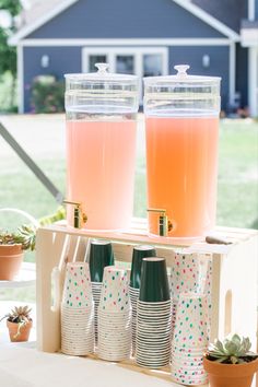 Grad party, party ideas, summer party, picnic drinks, drink station, party decor, aesthetic party decorations, aesthetic party, succulent decor, cute party, spring party, girl grad party, grad party girl ideas, bright party decor, drink display, lemonade stand Lemonade Station, Party Drink Station, Party Lemonade, Lemonade Stand Party, Beverage Station Party, Diy Lemonade Stand, Food Display Stands, Party Stations