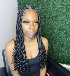 Cory Leroy Braids, Big Short Knotless Box Braids, Short Braids With Curls For Black Women, Braids Medium Length Hair Black, Big Breads Style, Edges Hairstyles With Braids, Box Braid Edges, Hair Looks Braids, Chest Length Braids