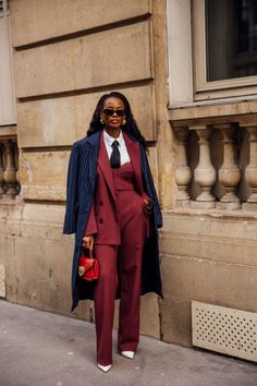 Business Slacks Outfit, All Burgundy Outfit Women, Burgundy Suit Women Outfit, Burgundy Suit Women, Classic Essence, Paris Fashion Week Street Style, Red Suit, Fashionista Clothes, Street Style Paris